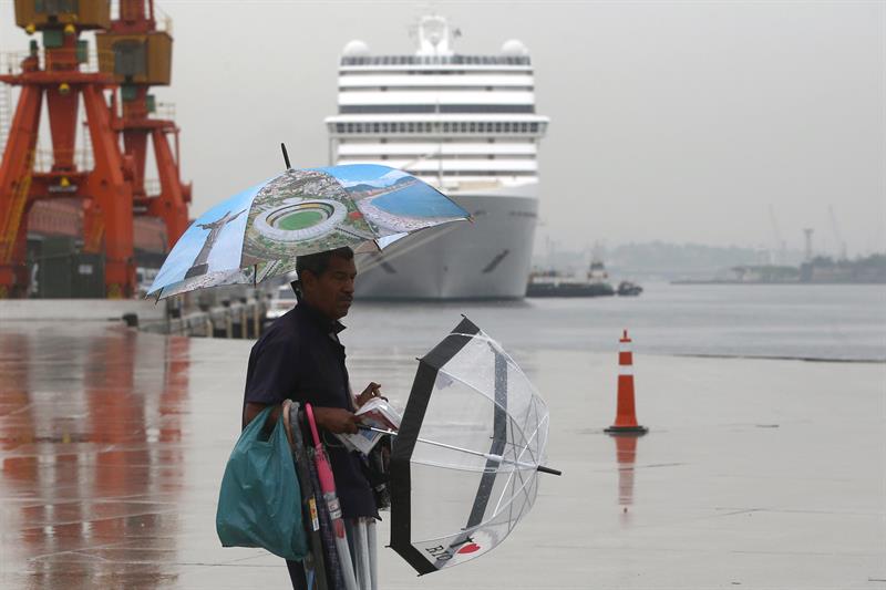  Rio receives with samba the first tourists in the new cruise season