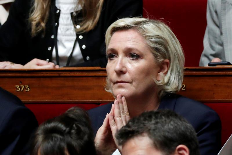  The FN and Marine Le Pen, bank deprived, denounce a political operation