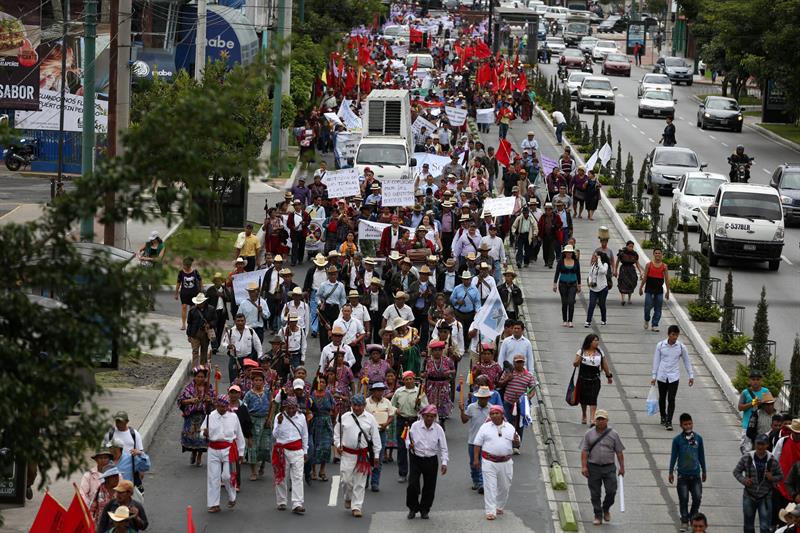 Guatemalan farmers block roads to ask for Morales resignation